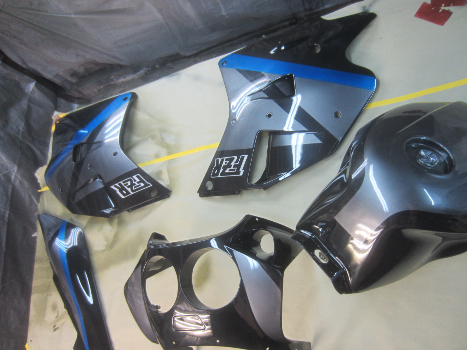 1990 FZR1000 Stock fairing and color scheme repair. Everything is done in paint accept our in-house 